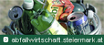 Bunte Sammlung an leeren Getränkedosen und Plastikflaschen, Symbol für Recycling und Abfalltrennung.